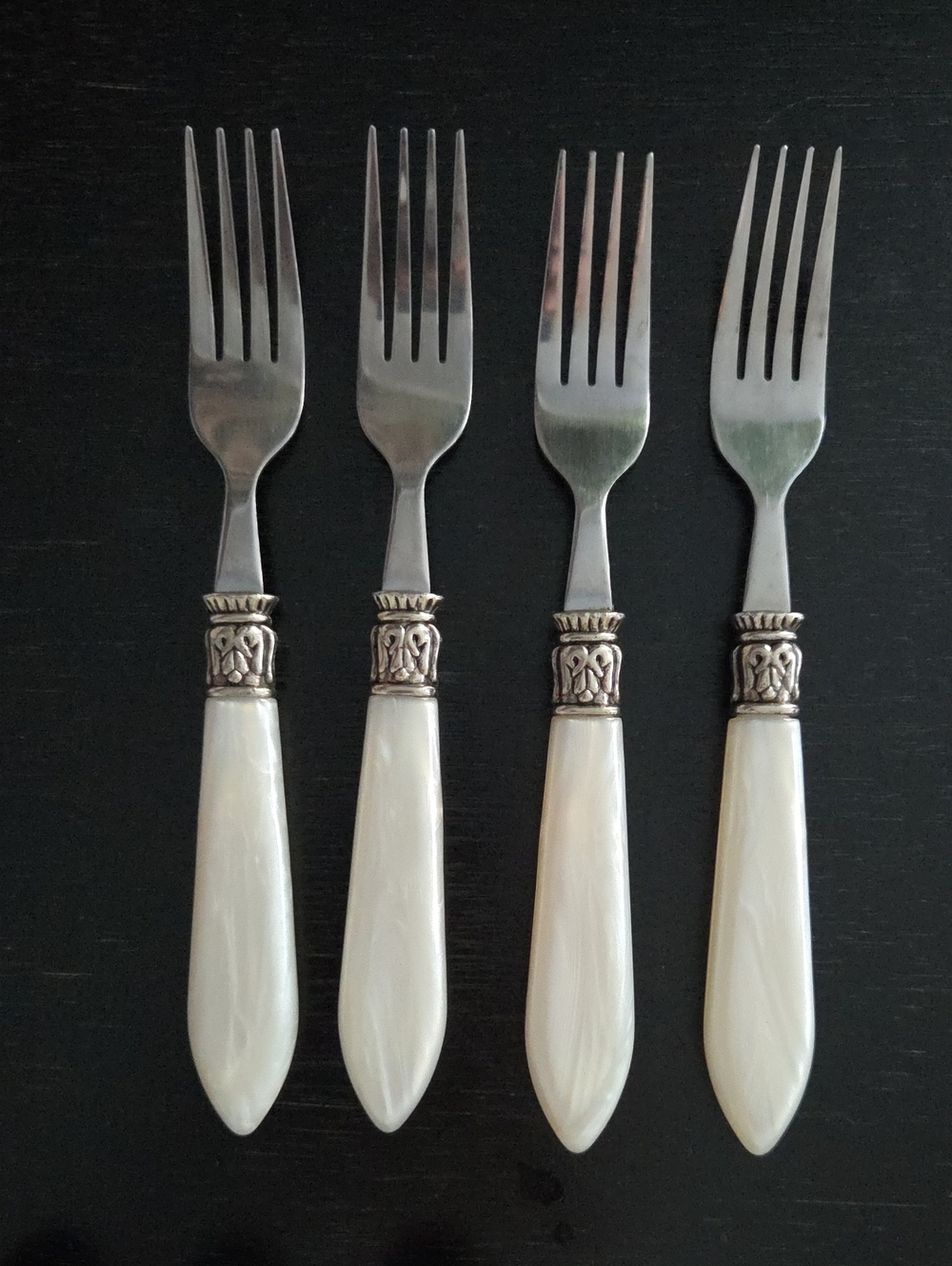 Faux Pearl Handle 24 Piece flatware set - Picture 5 of 12